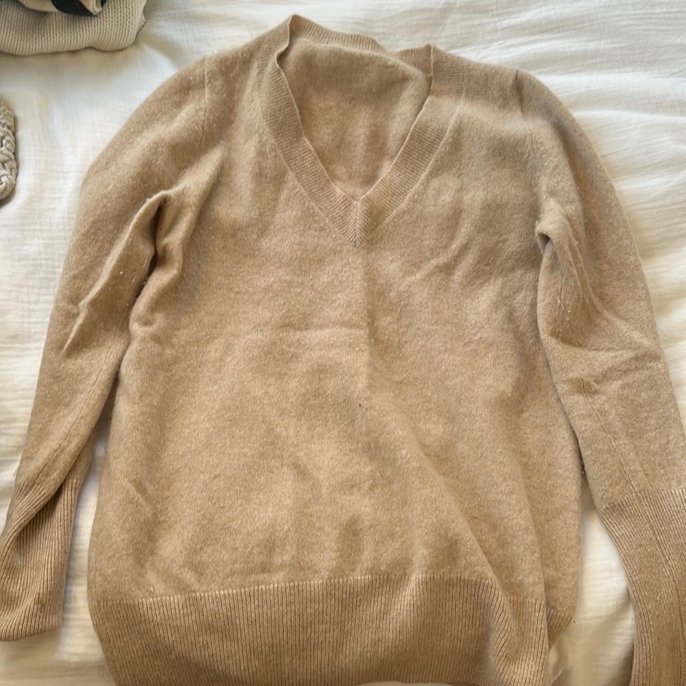 100% Cashmere j. Crew v neck sweater in tan